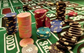 Antarmuka permainan Qiu Qiu di platform pacubet dengan meja permainan dan pemain
